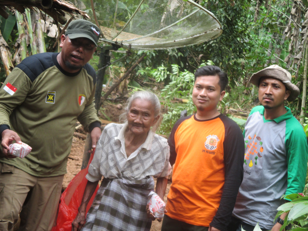 Dewan Pengurus Daerah (DPD) PKS Kabupaten Pandeglang bersama warga korban banjir
