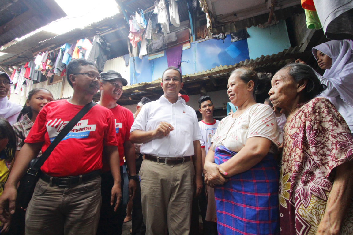 Calon gubernur DKI Anies Baswedan bersama warga (ilustrasi)