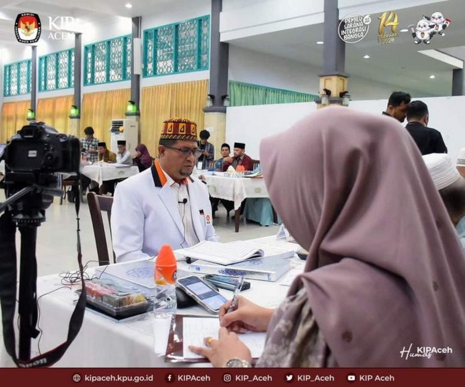 Ketua DPW PKS Aceh Tgk H Makhyaruddin Yusuf Bacaleg DPRA mengikuti tes mampu baca Alquran di Asrama Haji Banda Aceh, Rabu (7/6/2023). Foto KIP Aceh