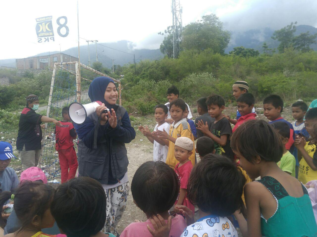 Tim RPKS dan Buah Hati memberikan trauma healing bagi anak-anak pengungsi di Donggala, Sigi, Ahad (21/10) (dok Humas PKS)