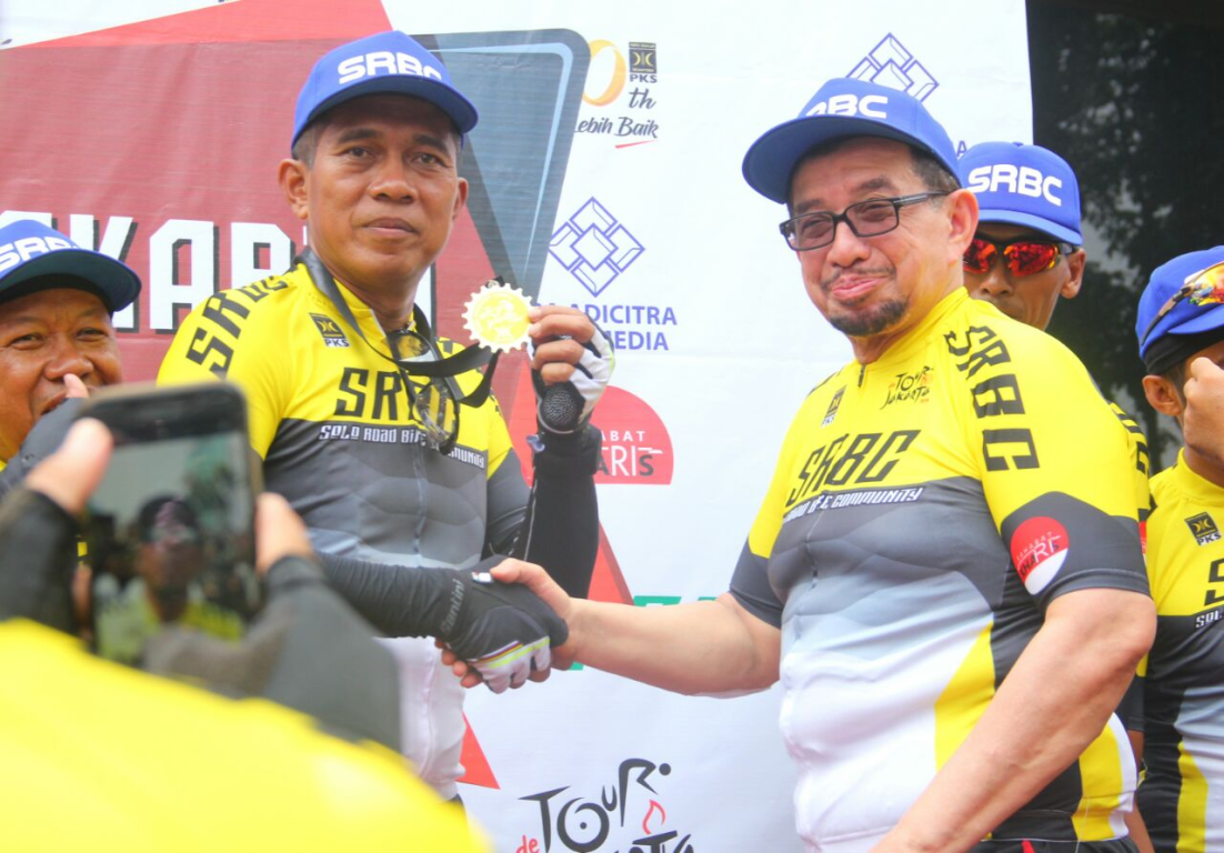 Ketua Rombongan PKS Tour de Jakarta Abdul Kharis Almasyhari menerima medali dari Katua Majelis Syuro PKS Habib Salim Segaf Al Jufri usai menyelesaikan Tour de Jakarta, 508 km di kantor DPP PKS, Sabtu (21/4) (Donny Abuy/PKSFoto)