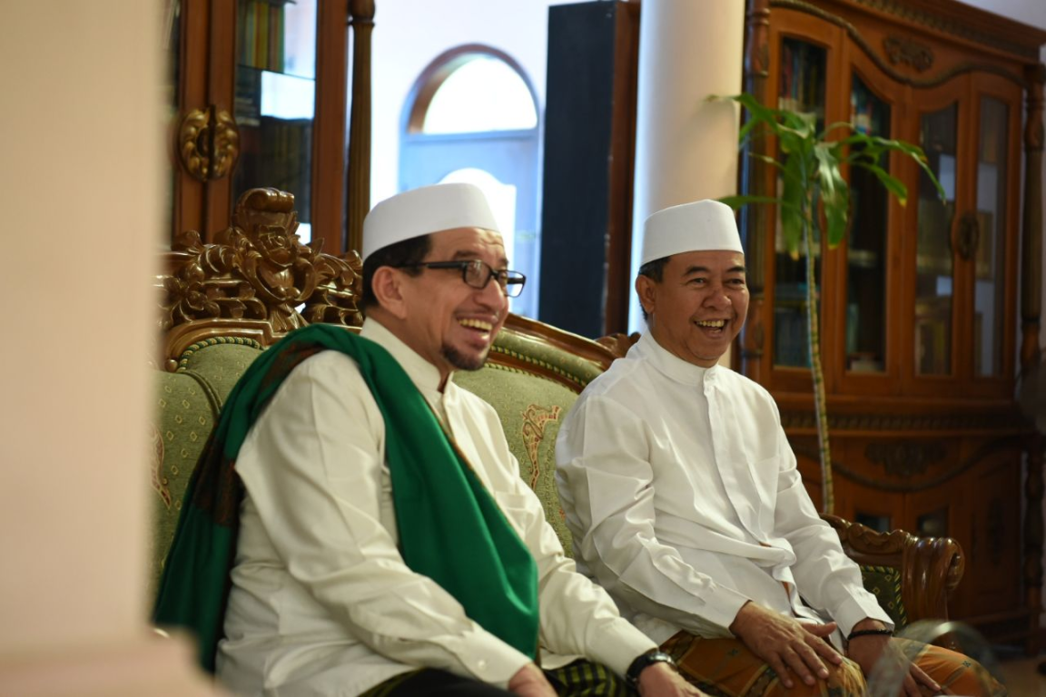 Ketua Majelis Syuro PKS, Habib Salim Segaf Al-Jufrie (kanan) dan Pengasuh Pondok Pesantren Alfattaah Setinggil, Kabupaten Demak, KH Dr Abdullah Arief Cholil (kiri) (Dok.PKS Foto/Hamid)