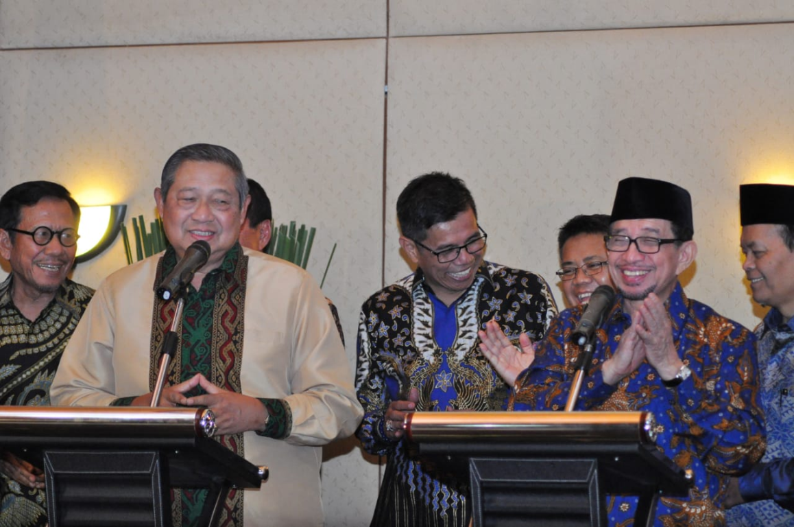 Ketua Umum Partai Demokrat Susilo Bambang Yudhoyono dan Ketua Majelis Syuro PKS Habib Salim Segaf Aljufri memberikan keterangan pers usai bertemu dalam pembicaraan jelang Pilpres di Jakarta, Senin (30/7) (Donny/PKSFoto)