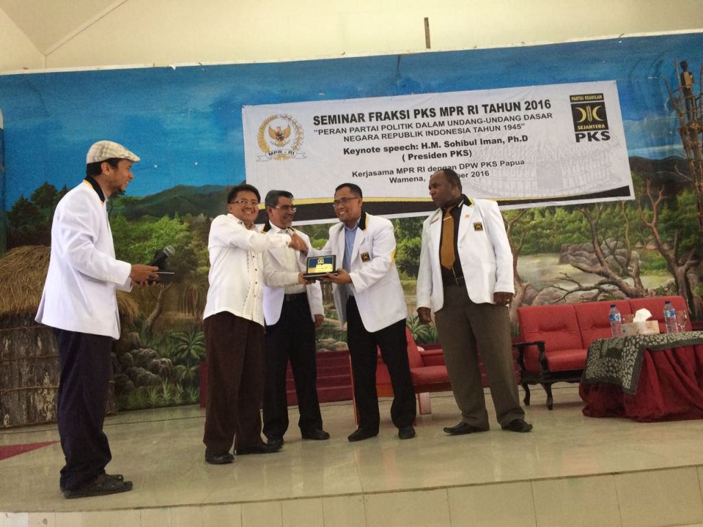 Presiden Partai Keadilan Sejahtera (PKS) Mohamad Sohibul Iman Seminar Kebangsaan MPR RI tentang Partai Politik di Indonesia di Gedung Ukumearek Asso, Wamena, Papua, Kamis (6/10/2016)