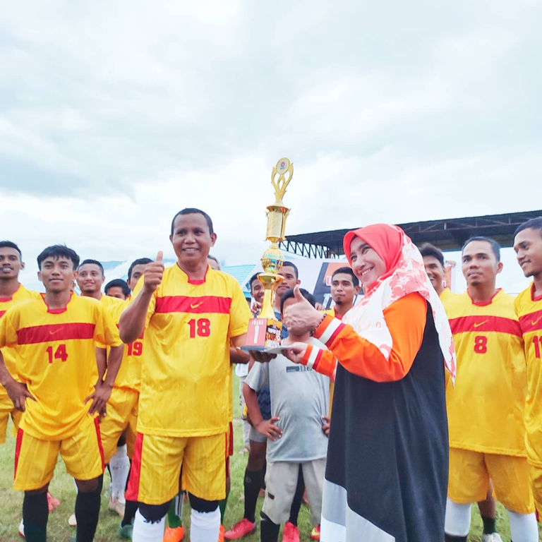 Aleg DPR-RI, Hj Sakinah saat menyerahkan piala Juara I kepada tim kesebelasan DPD PKS Parimo, yang di partai final Liga Trofeo PS Sulteng, berhasil mengatasi perlawanan tim DPD PKS Kota Palu, dengan kemenangan tipis 2-1.