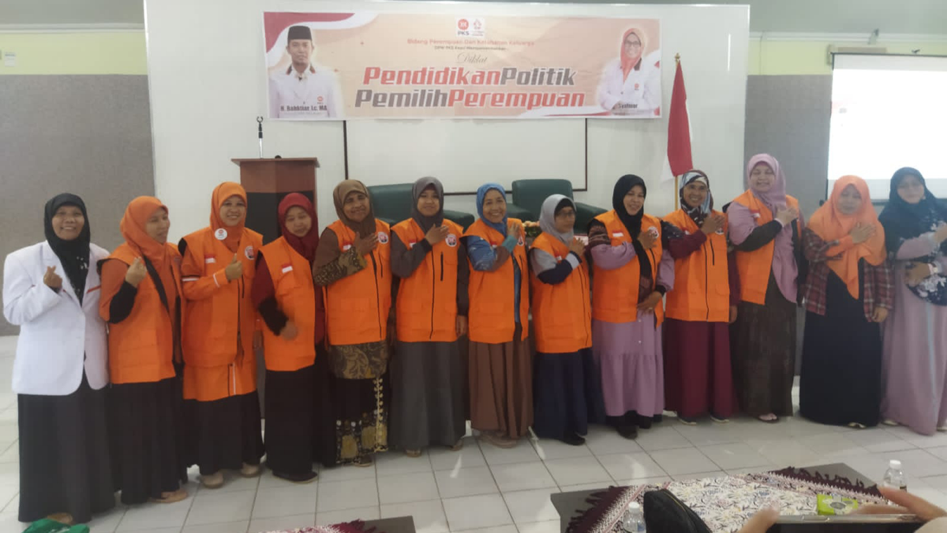 Para Relawan Perempuan PKS Kepri saat Diklat Pendidikan Politik Perempuan Pemilih (P4) di Batam
