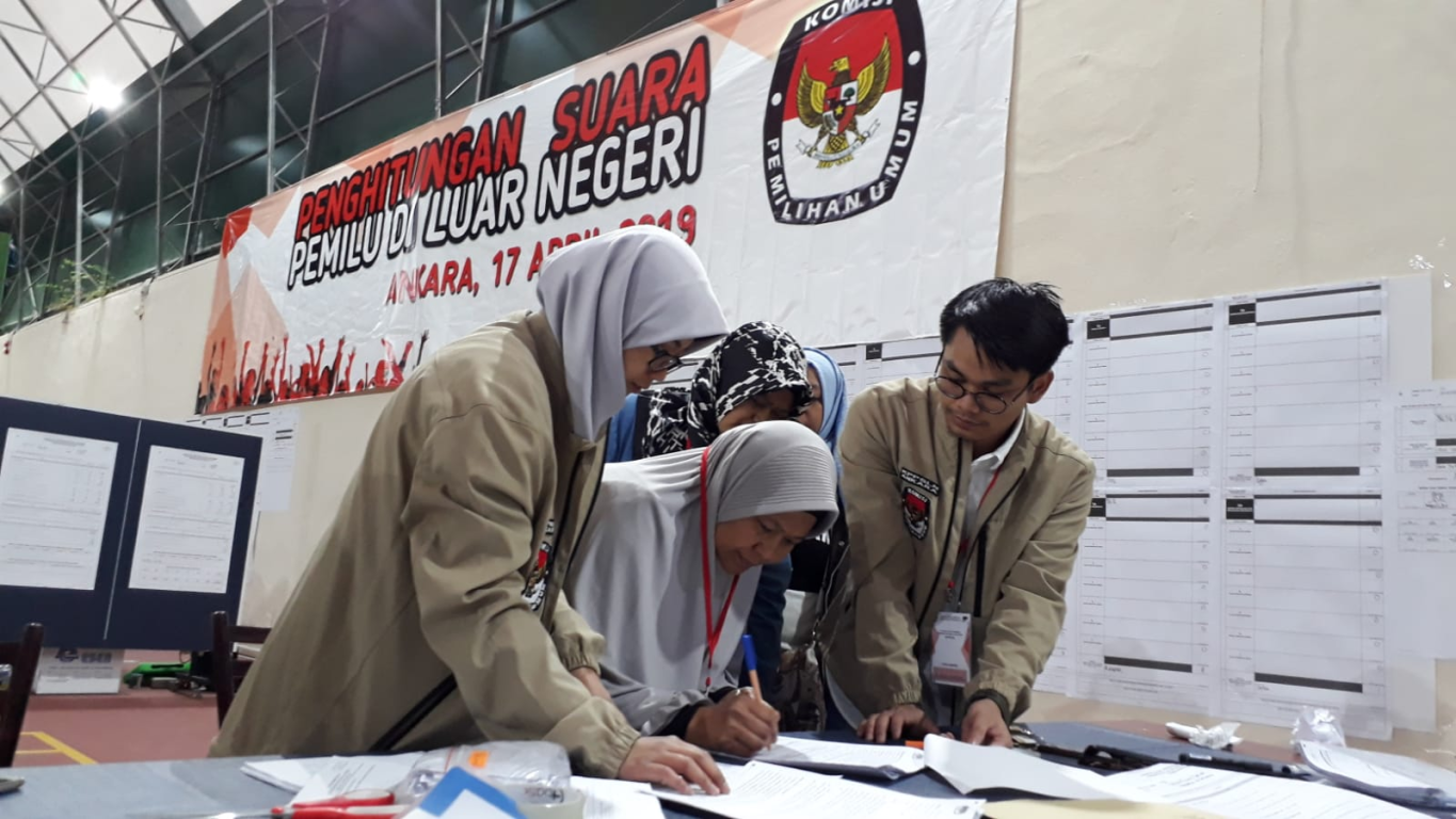 Suasana perhitungan suara Pemilu Luar Negeri di Turki, Rabu (17/04/2019). (dok PIP PKS Turki)