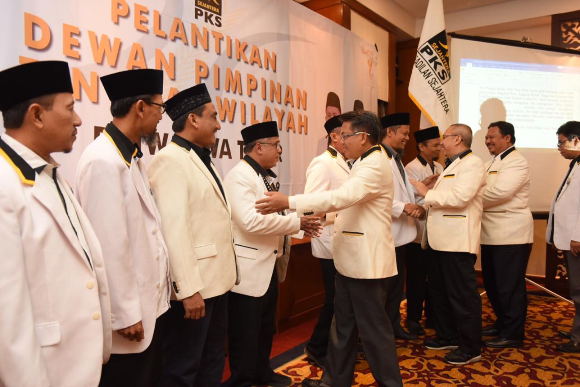 Presiden PKS Mohamad Sohibul Iman mengukuhkan Dewan Pimpinan Tingkat Wilayah PKS Jawa Timur di arena Rakornas PKS 2019, Jakarta, Kamis (14/11) (M Hilal/PKSFoto)