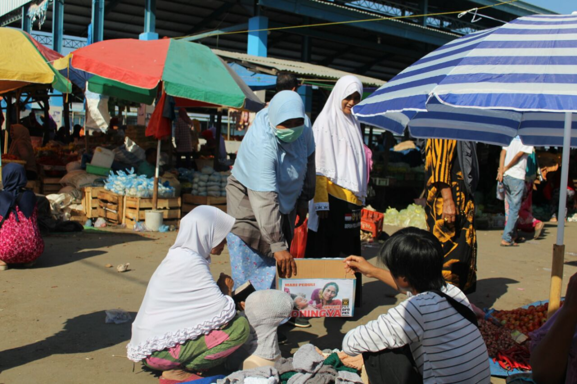 Aksi penggalangan dana kader PKS untuk Rohingya