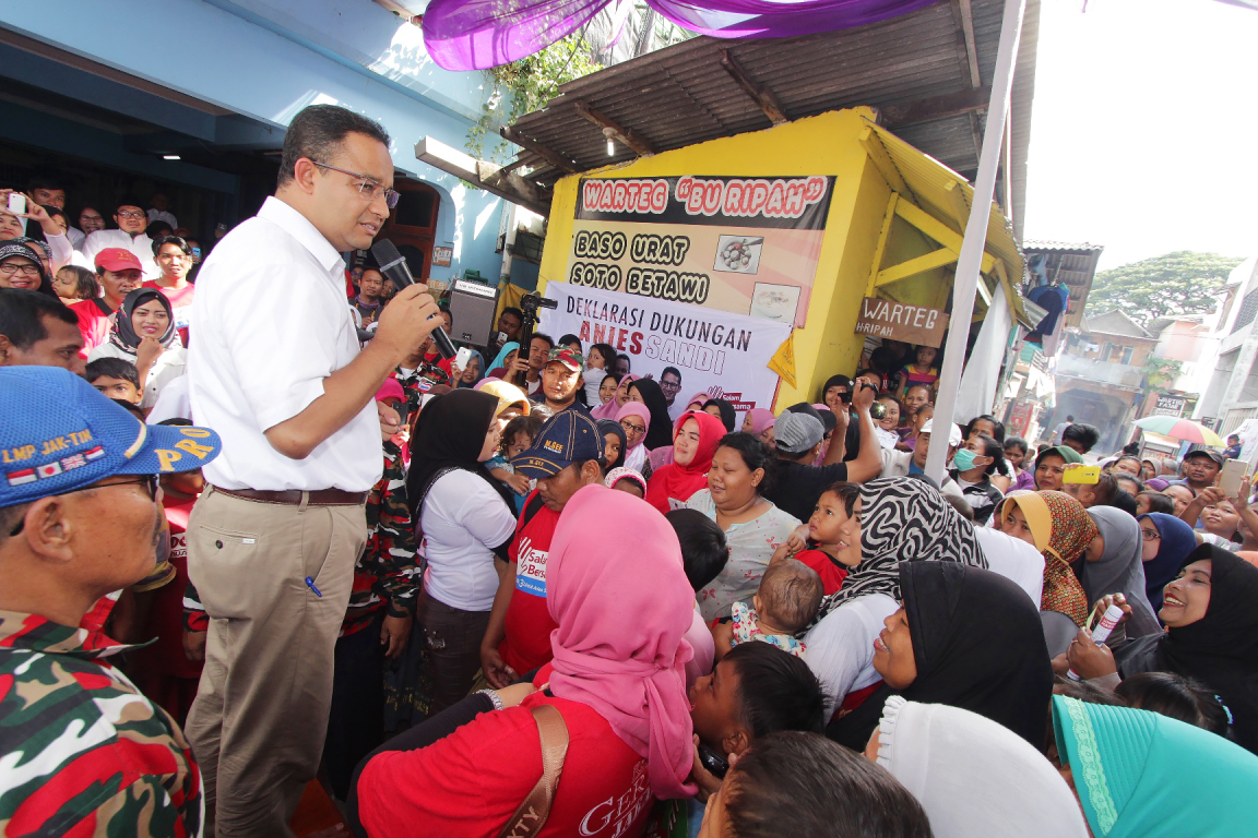Calon gubernur DKI Jakarta Anies Baswedan bersama warga