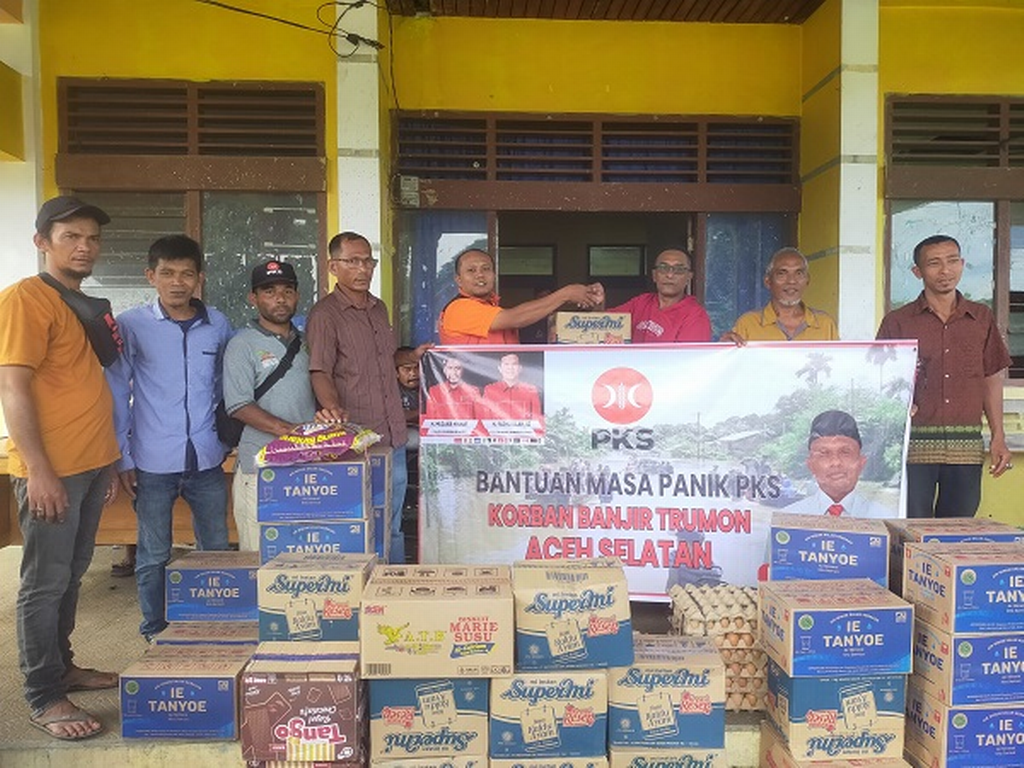 Ketua DPD PKS Aceh Selatan Azmi menyalurkan bantuan dari Anggota DPR RI Ghufran Zainal Abidin.