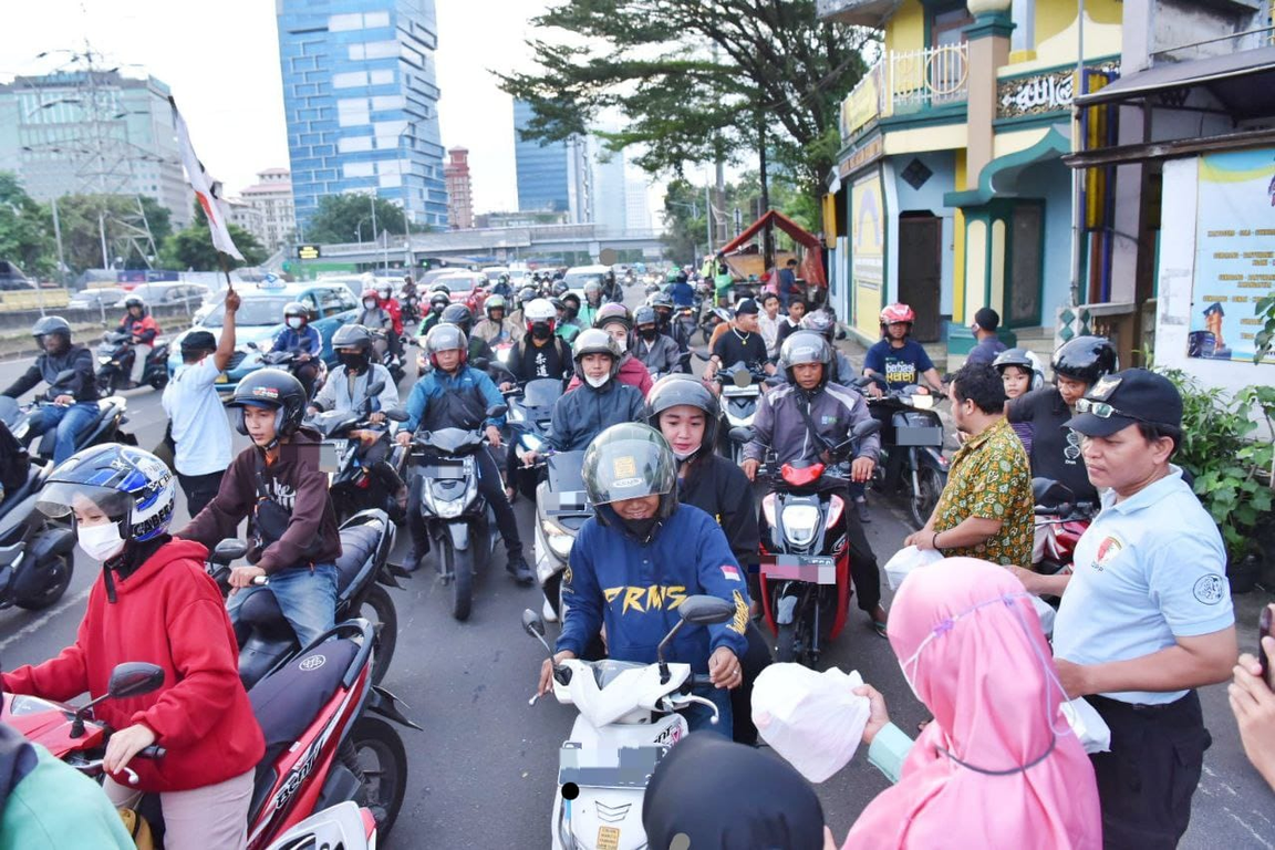 Pembagian Takjil Musafir yang dilakukan oleh DPP PKS
