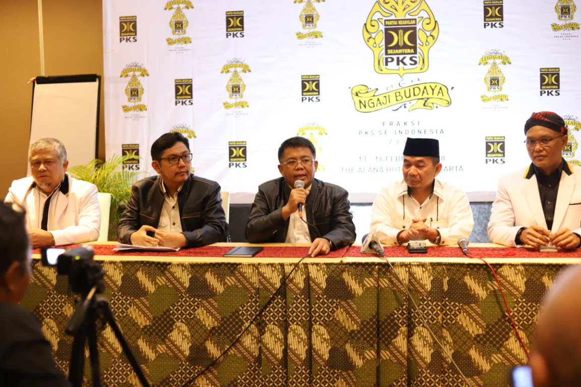 Presiden PKS Mohamad Sohibul Iman memberikan keterangan pers pada Rapat Pleno Istimewa Fraksi PKS di Hotel Alana, Yogyakarta, Kamis (15/2) (dok Humas PKS DIY)