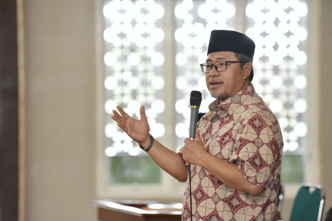 Wakil Kerua Majelis Syura PKS, Ahmad Heryawan berbagi inspirasi dengan para santri Mahad Darul Ukhuwah Malang (Donny/PKSFoto)