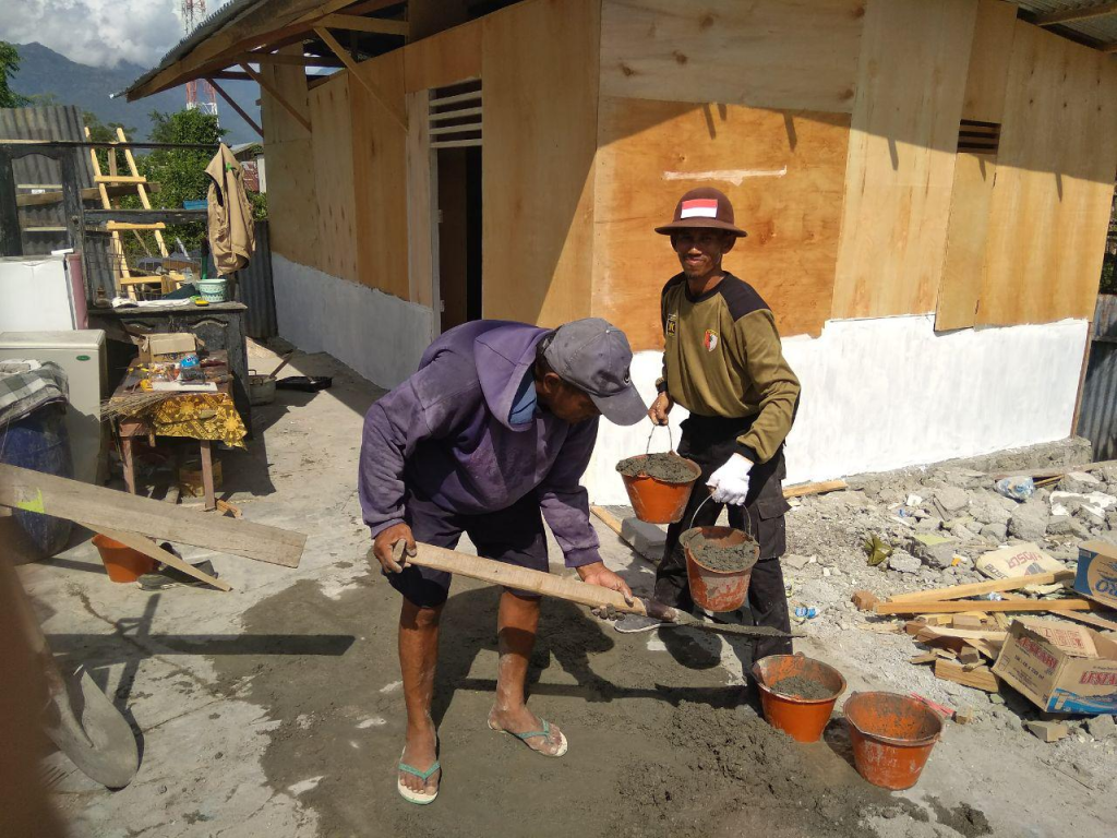 Relawan PKS Riau dibantu oleh warga setempat sedang membangun rumah untuk korban gempa (Dok. PKS Foto Riau)