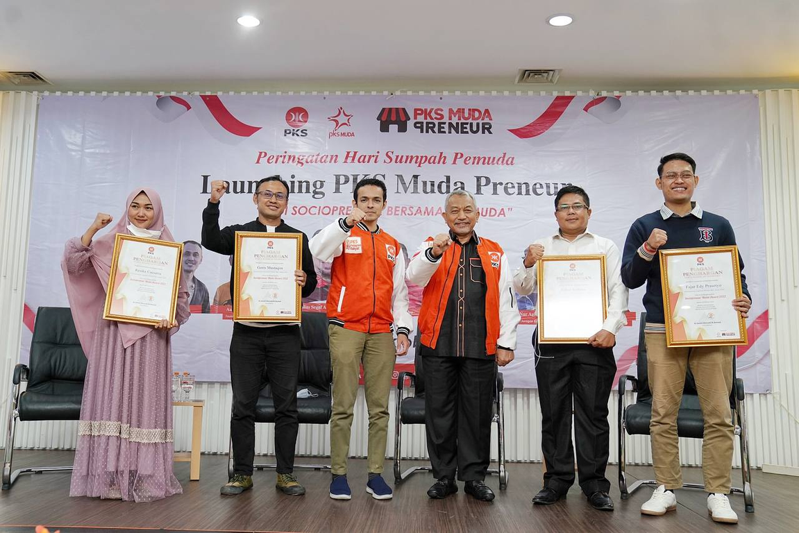 Presiden PKS Ahmad Syaikhu dan Ketua Bidang Kepemudaan DPP PKS Gamal Albinsaid memberikan penghargaan Sociopreneur Inspiratif dalam acara Launching PKS Muda Preneur (PKSFoto)