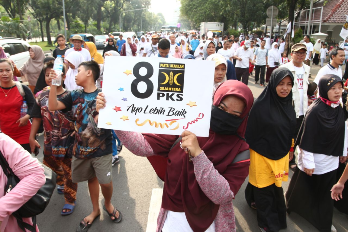Kader dan masyarakat antusias mengikuti Jalan Sehat dan Senam Nusantara DPW PKS Jakarta di seputaran Balaikota DKI, Ahad (15/4) (PKSFoto Jakarta)