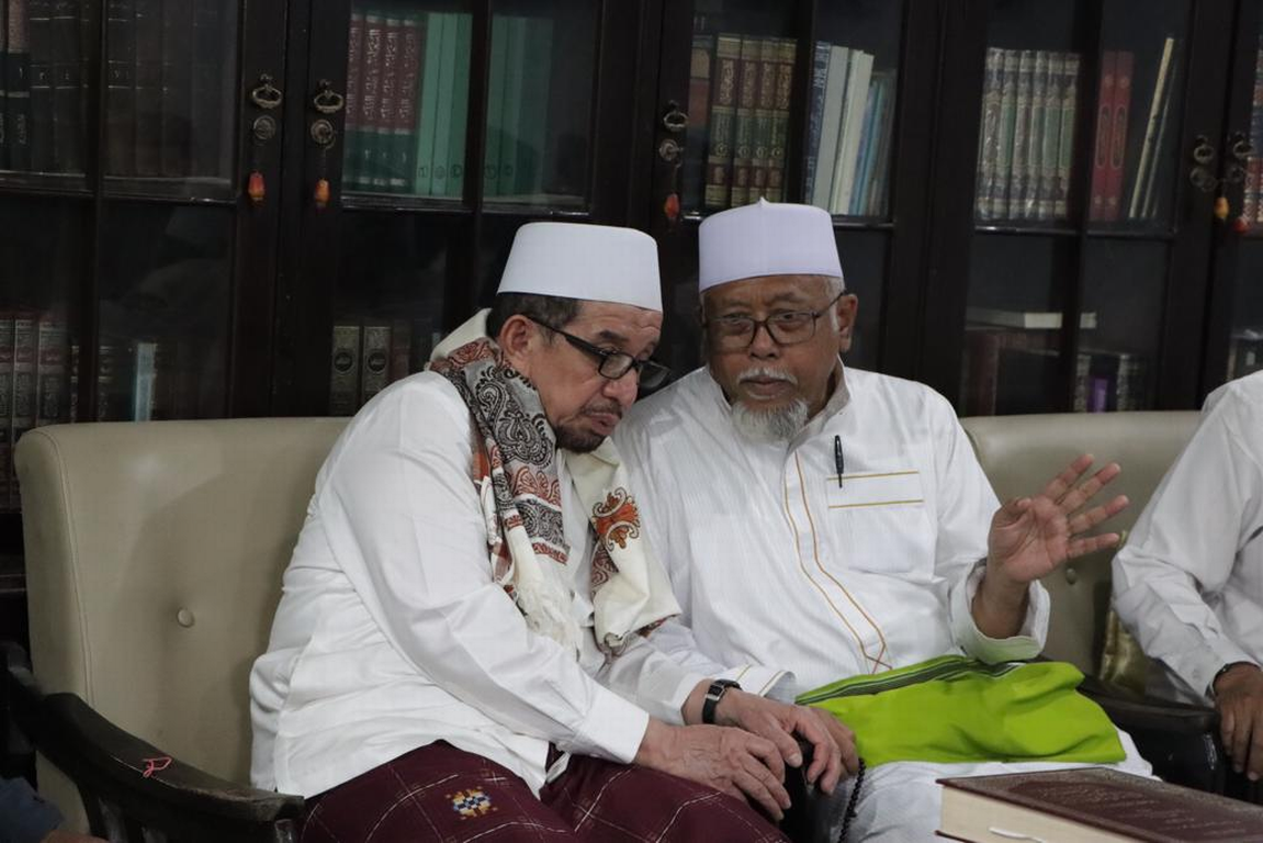 Ketua Majelis Syura PKS Dr Habib Salim Segaf Al Jufri bersilaturahim ke Pengasuh Pondok Pesantren AlHikmah I, Benda, Sirampog, Brebes KH Labib Shodiq Suhaimi (Dok Humas PKS Jateng)