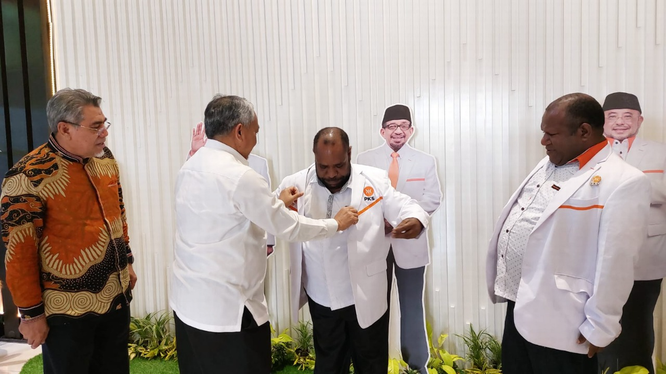 Presiden PKS Ahmad Syaikhu memakaikan jas PKS kepada para tokoh Papua Pegunungan yang baru bergabung ke PKS