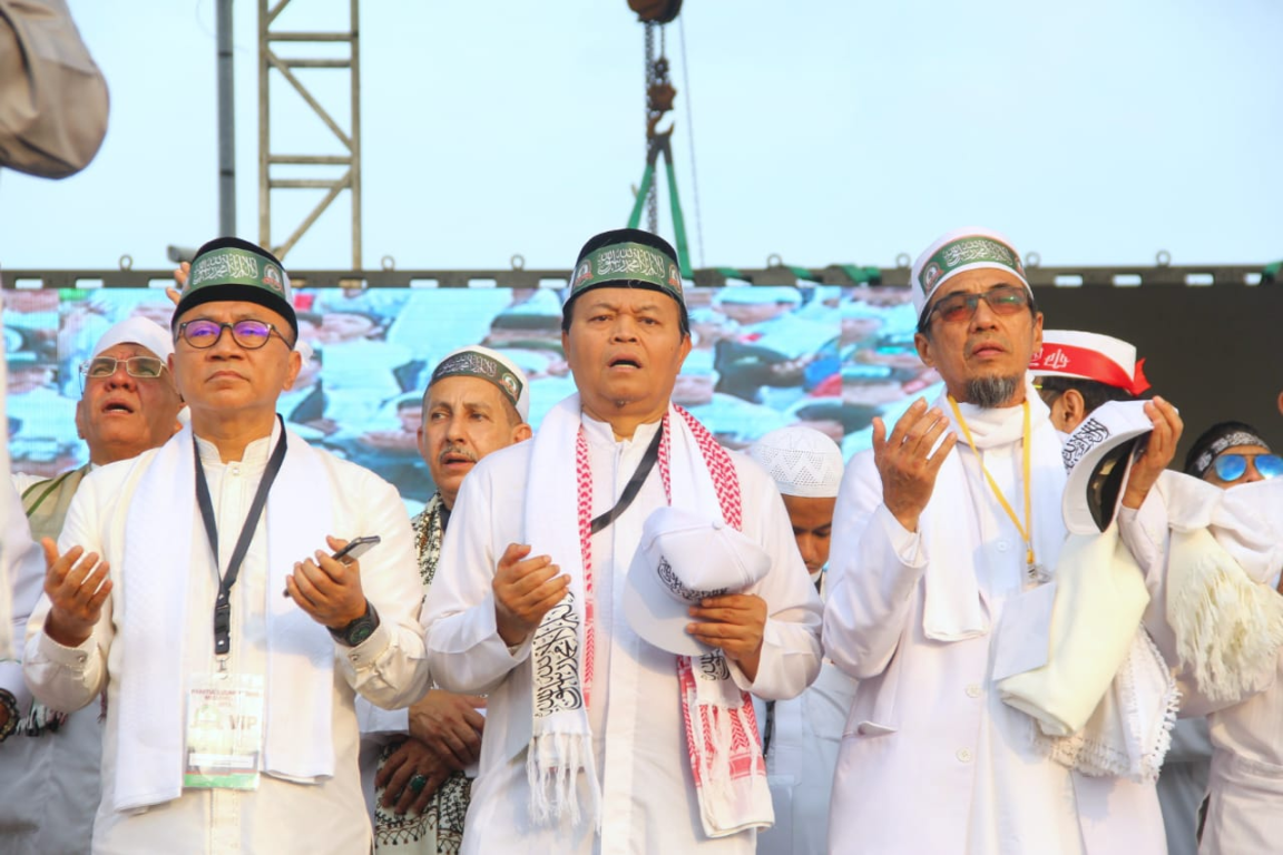 Wakil Ketua MS Hidayat Nurwahid (Tengah) Saat Menghadiri Reuni 212