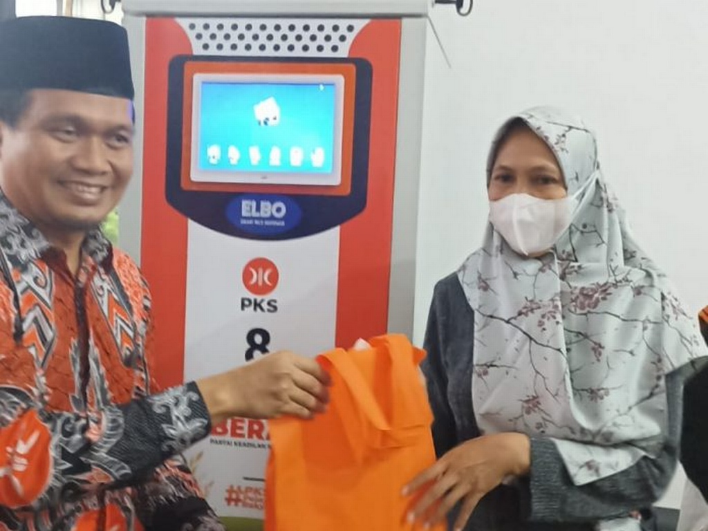 Ketua DPW PKS Lampung Ahmad Mufti Salim memberikan beras sebagai simbolik peluncuran ATM Beras