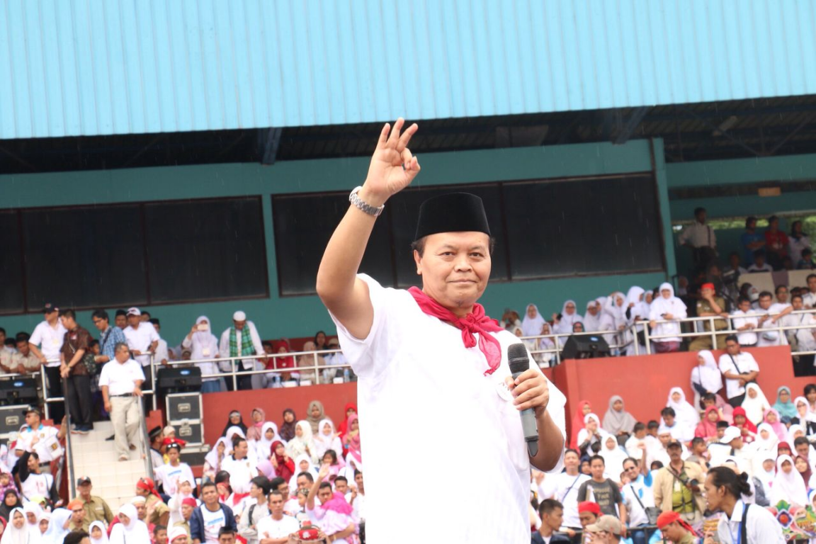 Wakil Ketua Majelis Syuro PKS Hidayat Nur Wahid saat berorasi dalam kampanye terbuka Anies-Sandi di GOR Soemantri, Jakarta, Ahad (29/1/2017)