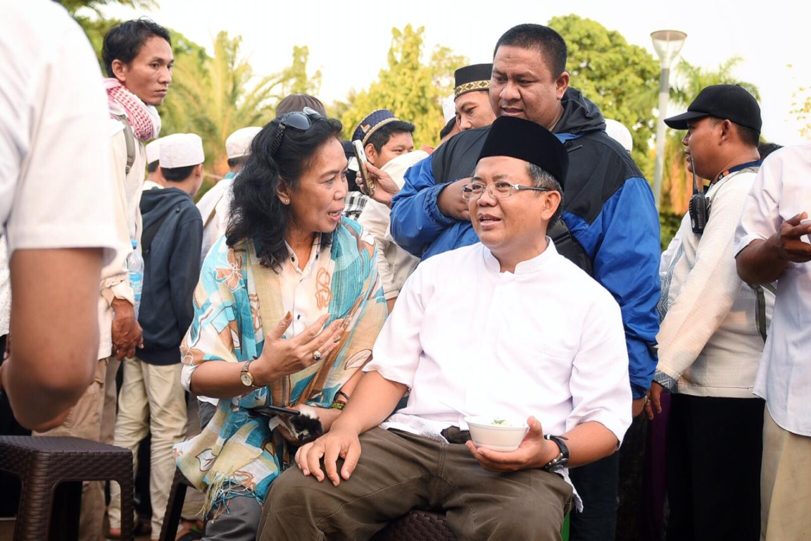 Herlina (kiri) sedang berbicang dengan Presiden PKS, Mohamad Sohibul Iman (kanan) Foto: M. Hilal