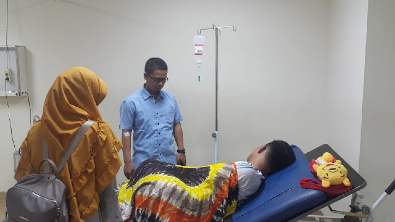 Iskandarsyah (kemeja biru) menjenguk Imam Nur Alip, mahasiswa yang diantarnya ke RS. (dok Humas PKS Kepri)
