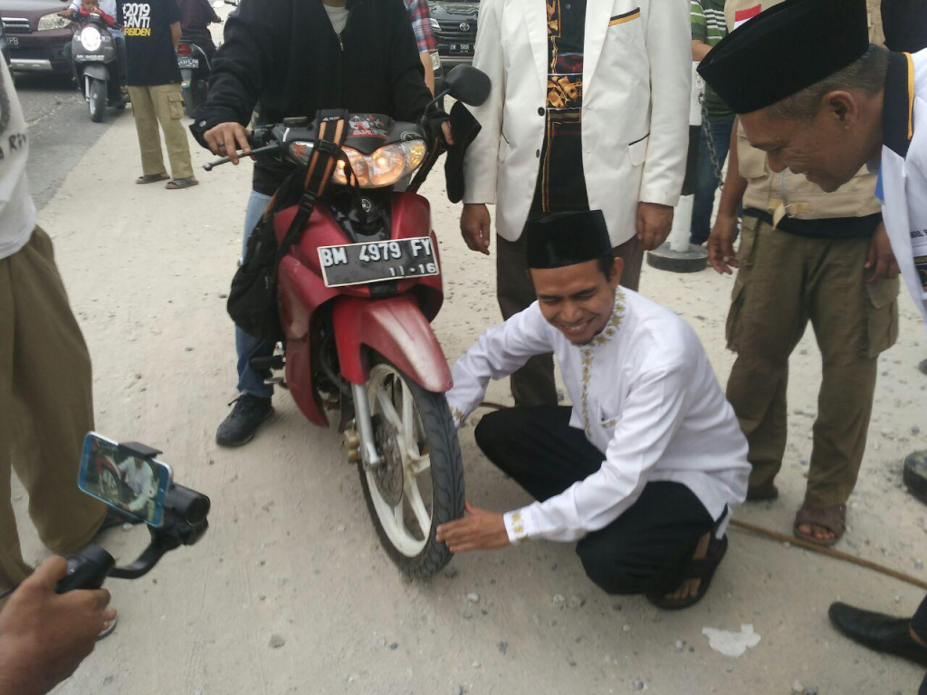 Ketua DPW PKS Riau Hendry Munief menambah angin ke motor pemudik di Posko Mudik PKS Pekanbaru