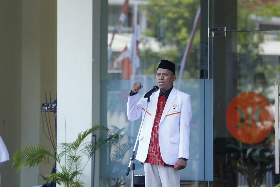 Ketua MPW PKS Jawa Tengah selaku Inspektur Upacara Peringatan Kemerdekaan Indonesia di kantor DPTW PKS Jateng
