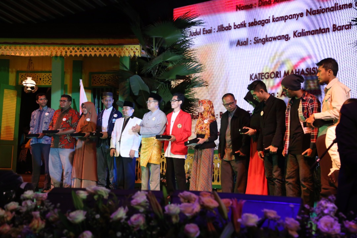 Presiden PKS Mohamad Sohibul Iman dan Ketua Fraksi PKS DPR RI Jazuli Juwaini memberikan penghargaan kepada pemenang PKS Award dan Lomba Penulisan bertema kebangsaan