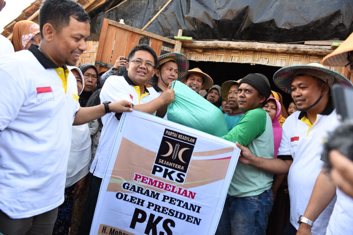 Pembelian Garam Petani oleh Presiden PKS Mohamad Sohibul Iman. Foto: Hilal/ PKS Foto
