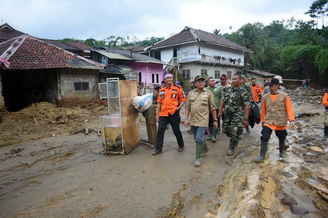 Presiden Partai Keadilan Sejahtera (PKS) Mohamad Sohibul Iman saat mendatangi daerah terisolir di Kawasan Gunung Koneng, Bogor, Kamis (09/01/2020). (M Hilal/PKSFoto)