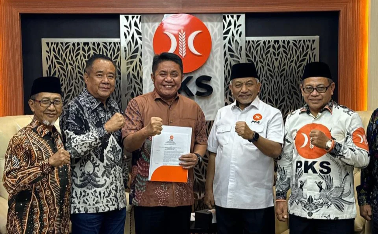 Presiden PKS Ahmad Syaikhu (kemeja putih) menyerahkan Surat Keputusan (SK) kepada pasangan Bacagub-Bacawagub Sumatera Selatan Herman Deru dan Cik Ujang.