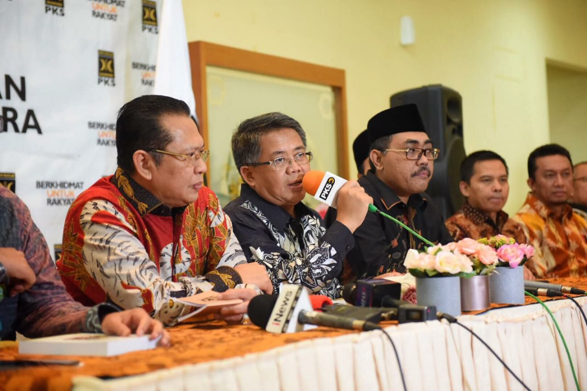 Presiden PKS Mohamad Sohibul Iman memberikan keterangan ke media usai pertemuan antara Pimpinan MPR RI dengan DPP PKS di kantor DPP PKS, Jakarta, Selasa (26/11) (PKSFoto)