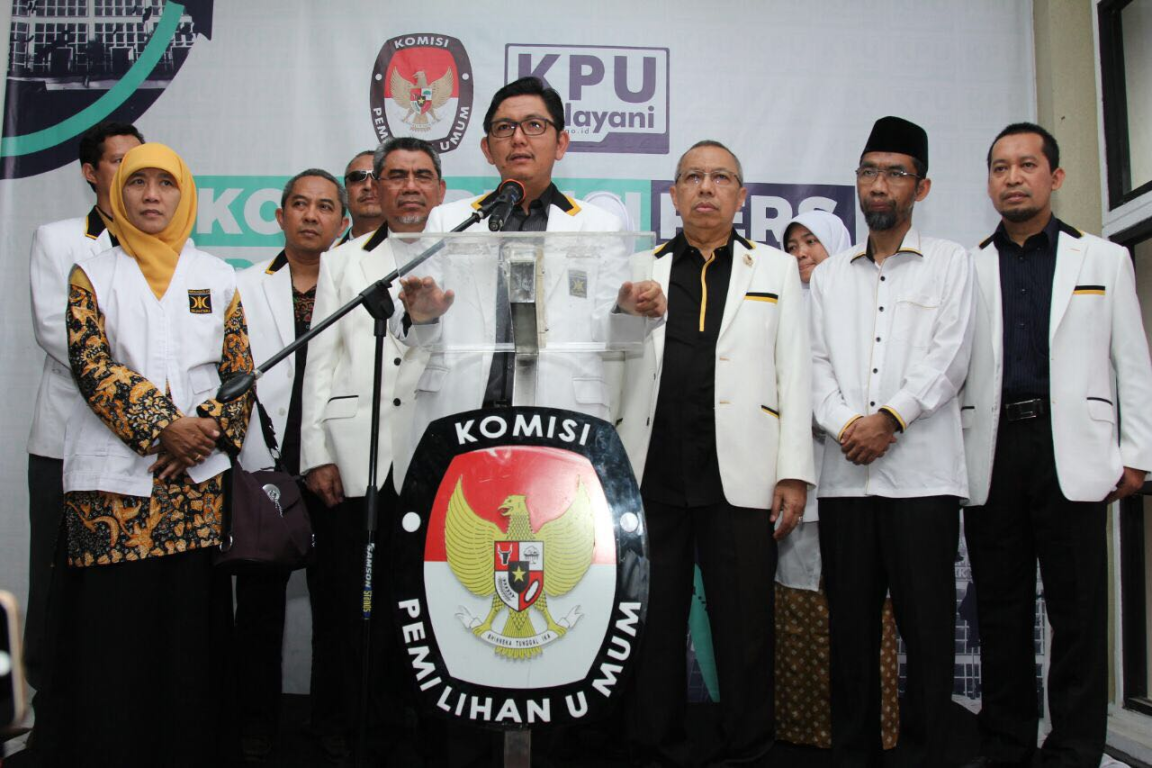 Sekretaris Jenderal DPP PKS Mustafa Kamal didampingi jajaran pengurus DPP PKS memberikan keterangan usai menyerahkan berkas pendaftaran Pemilu 2019 di kantor KPU, Jakarta, Sabtu (14/10). (Juliyanto/PKS Foto)