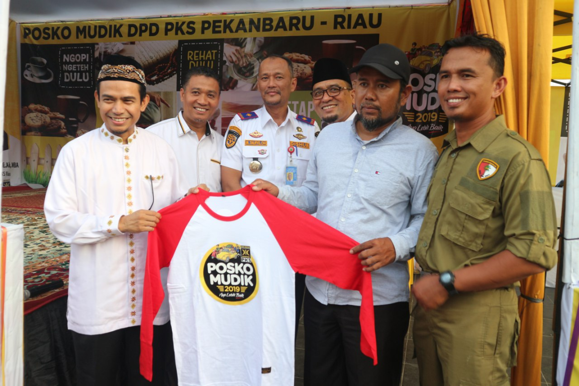 Ketua DPW PKS Riau Hendry Munief saat peresmian Posko Induk dan Posko Mudik DPD PKS Pekanbaru, Ahad (2/6) (Dok PKS Riau)