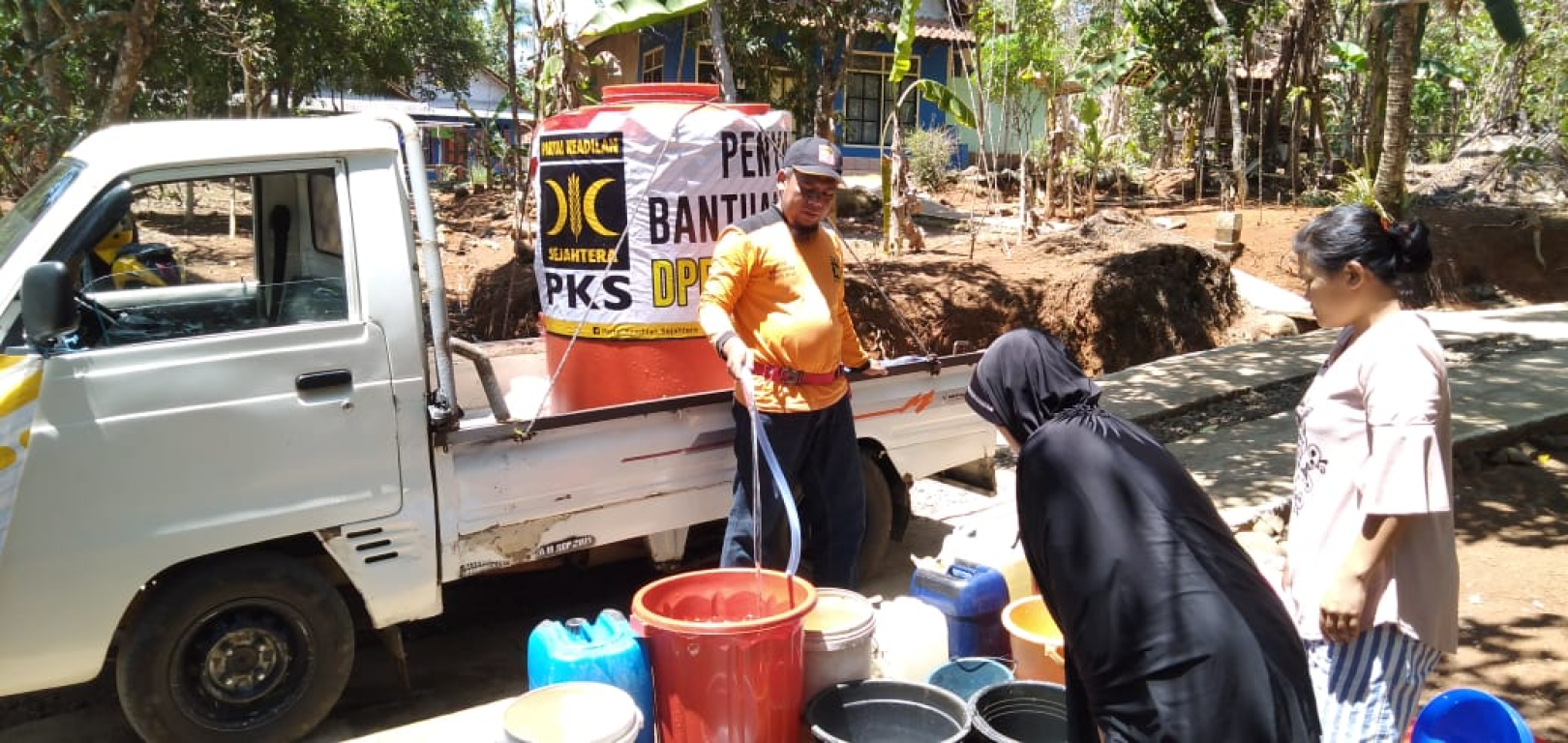 Relawan PKS Ciamis sedang mendistribusikan air bersih (Dok. PKS Foto Ciamis)
