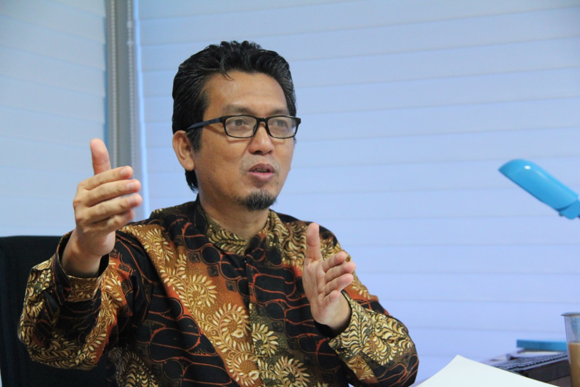 Anggota Fraksi PKS DPR RI Almuzzammil Yusuf dalam interupsi di Pembukaan Sidang Paripurna Masa Persidangan V Tahun Sidang 2015-2016, Selasa (17/5).