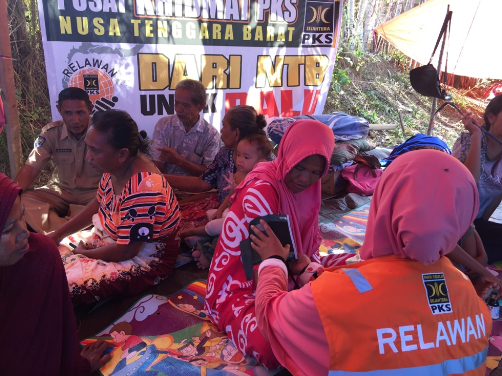 Relawan PKS NTB sedang memberikan bantuan medis kepada warga