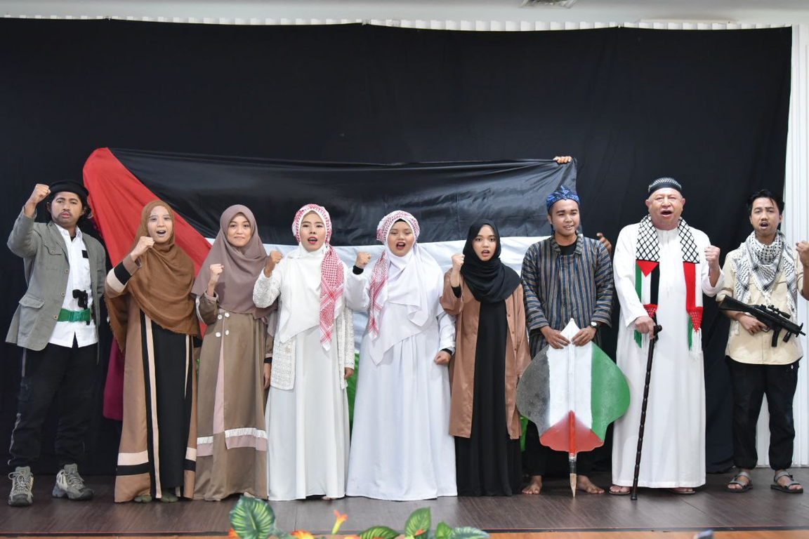Barisan pemain teater Musim Bunga di Palestina oleh Bidang Pengembangan Keumatan dan Dakwah (PKSFoto/Fathur)