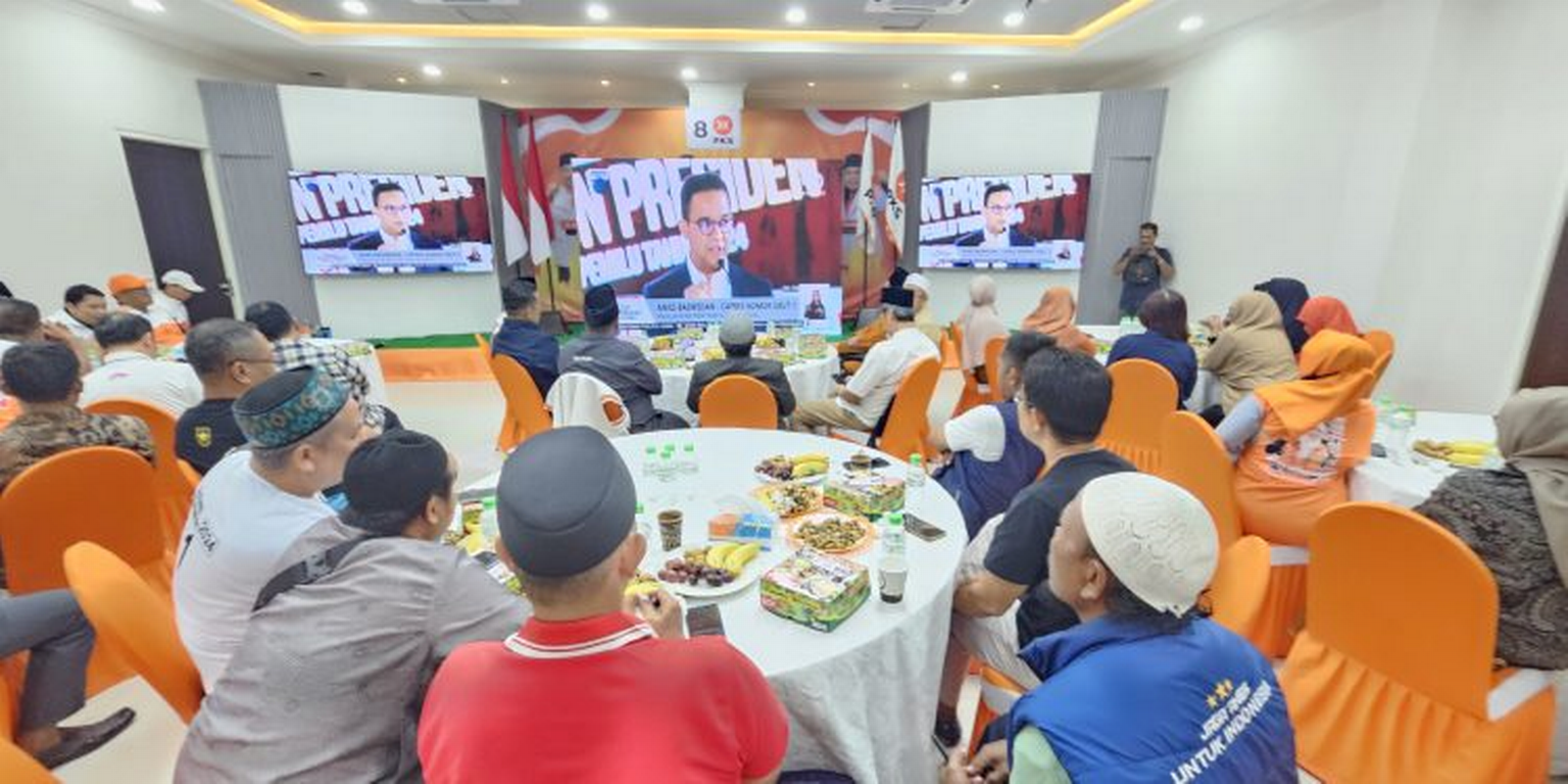 Kemeriahan nonton bareng Debat Capres Ketiga di Kantor DPW PKS Jawa Timur, Ahad, 7 Januari 2024.