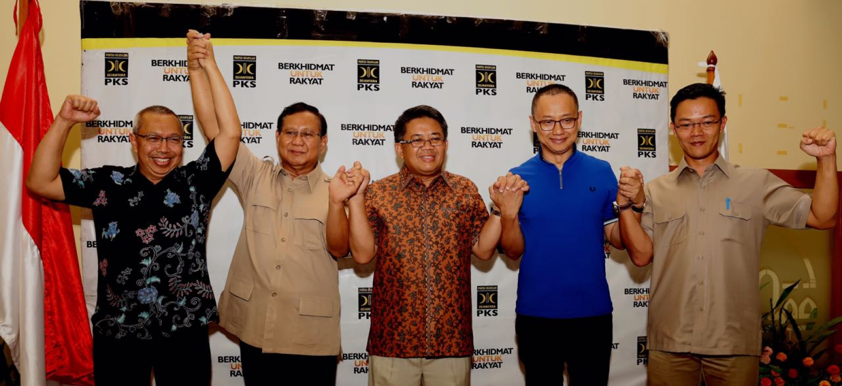 (ki-ka) Bendahara Umum PKS Mahfudz Abdurrahman, Ketua Dewan Pembina Partai Gerindra Prabowo Subianto, Presiden PKS Mohamad Sohibul Iman dan Sekjen PAN Eddy Soeparno di kantor DPP PKS, Ahad (24/12) malam. (Juliyanto/PKS Foto)