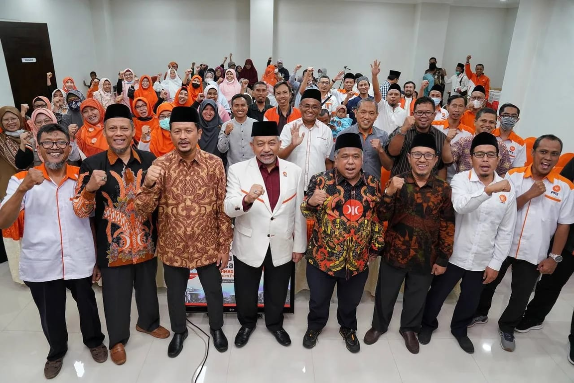 Presiden PKS Ahmad Syaikhu bersama jajaran DPTW PKS Jawa Timur (dok Humas PKS Jatim)