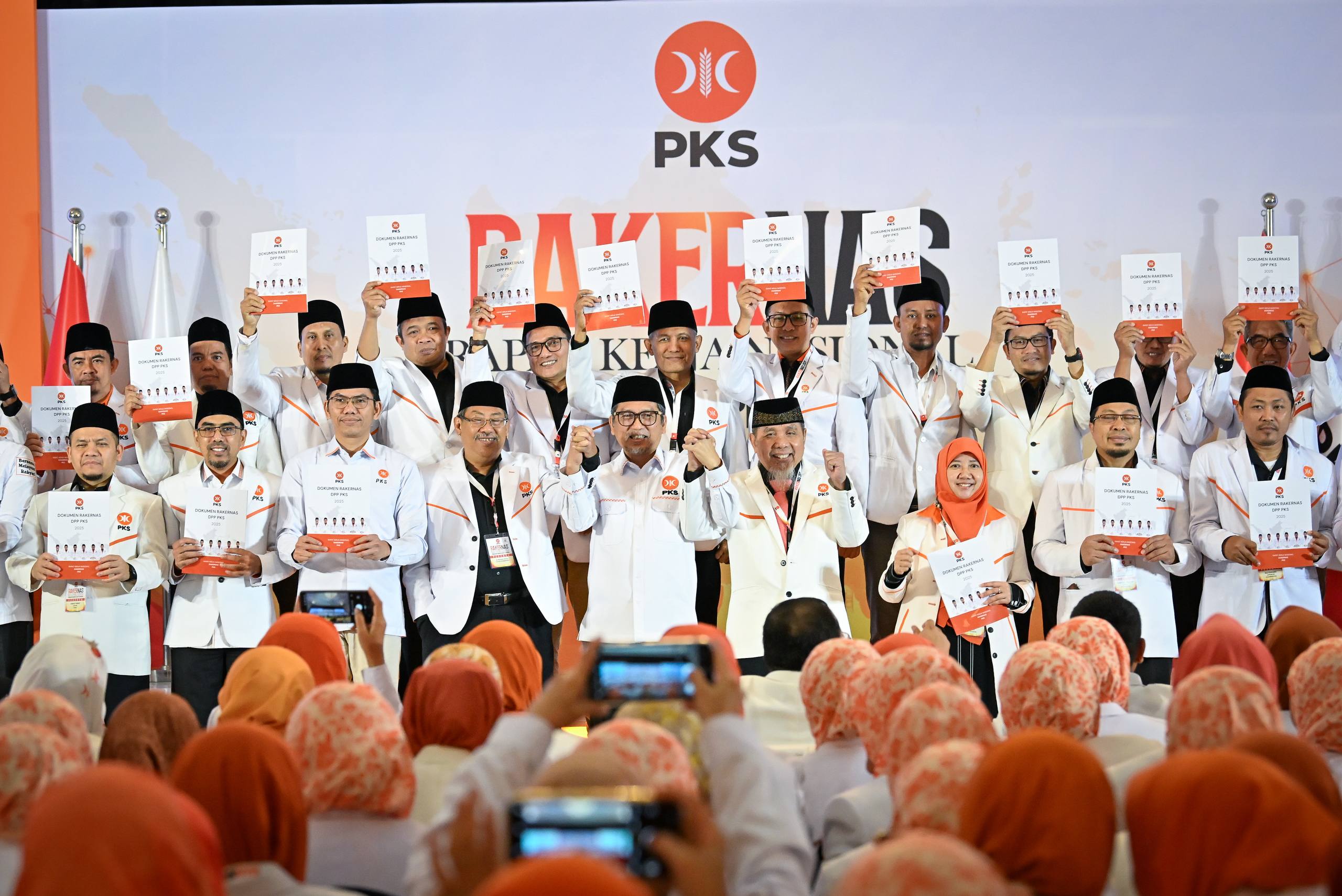 Presiden PKS Al Muzammil Yusuf beserta Ketua-Ketua DPW PKS berfoto bersama sekaligus meluncurkan 8 Program Unggulan DPP PKS 2026, Rabu, (12/11/2025)