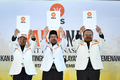Sekjen PKS Muhammad Khalid berfoto bersama dengan Laporan Rapat Komisi DPP & Pengesahan Resolusi Rakernas PKS , Rabu, (12/11/2025)
