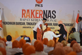Kehadiran kejutan  dari keluarga inti Presiden PKS Al Muzammil Yusuf saat peluncuran Program Gerakan Nasional Kumpul Keluarga diatas panggung, Rabu, (12/11/2025)