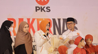 Kehadiran kejutan  dari keluarga inti Presiden PKS Al Muzammil Yusuf saat peluncuran Program Gerakan Nasional Kumpul Keluarga diatas panggung, Rabu, (12/11/2025)
