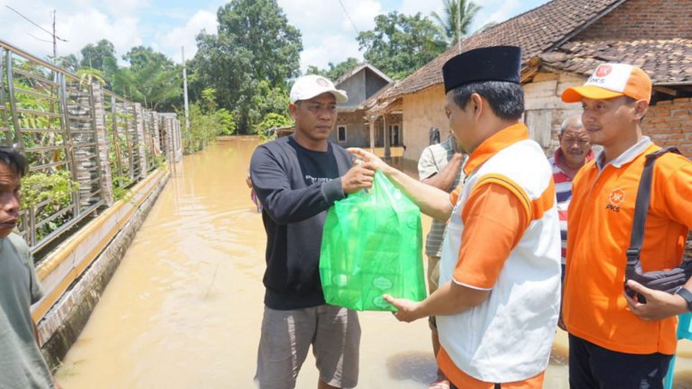 Ketua DPW PKS Lampung Ahmad Mufti Salim membantu korban banjir Kotabumi