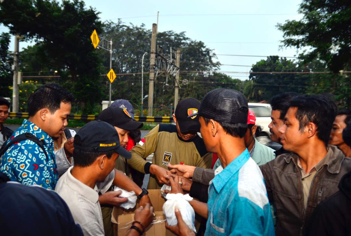 Posko Mudik PKS Jakarta Selatan dikerubungi pemudik. Foto: Iones / PKSFoto
